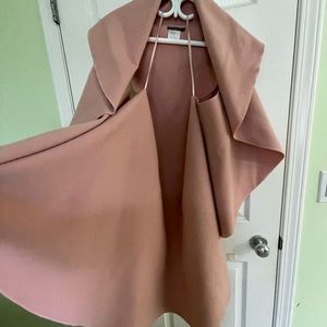 Fashionable sleeveless overcoat.